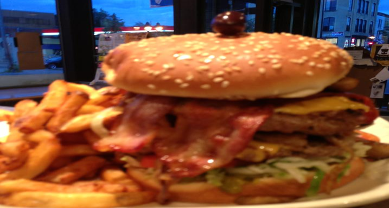 Mont-Royal Hot Dog Montréal - Le Cheeseburger Deluxe avec bacon